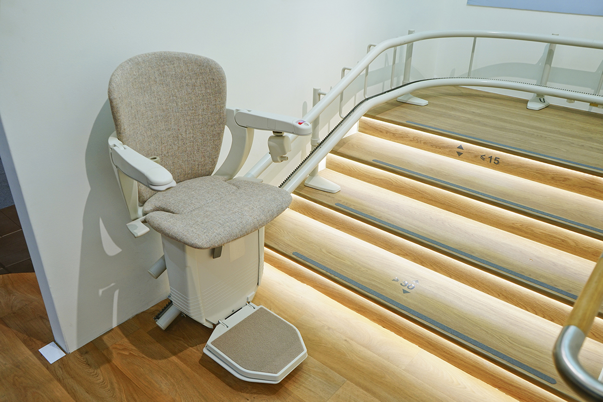 Curved lift chair (stair lift)